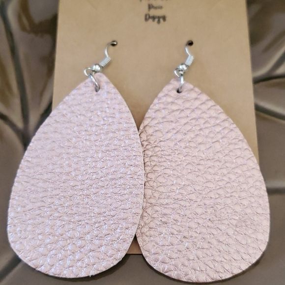 Faux leather earrings wire ~pink - Picture 2 of 2